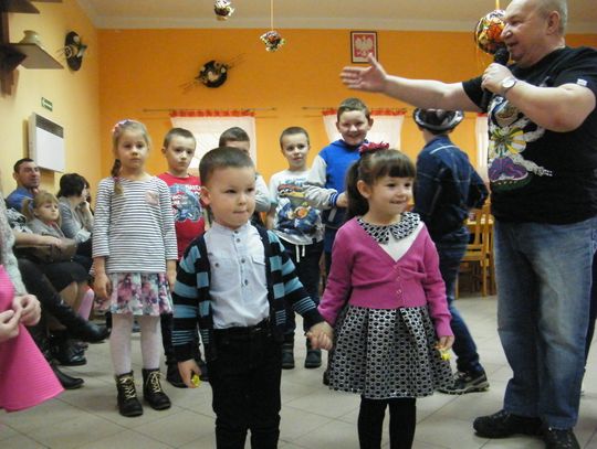 Gm. Łabunie: Choinkowa zabawa dla dzieci w Barchaczowie