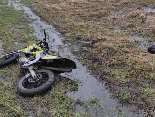 Nastolatek z gm. Łaszczów jazdę zakończył na terenie podmokłej łąki.