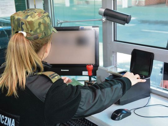 Kontrola graniczna prowadzona przez funkcjonariuszkę SG.