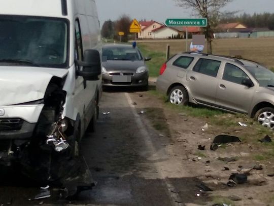 Gm. Obsza: Dacia zderzyła się z iveco w Woli Obszańskiej. Sprawca stracił prawo jazdy
