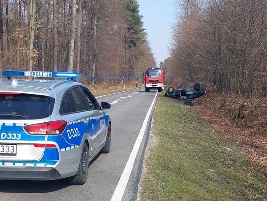 Dachowanie na drodze w powiecie tomaszowskim.