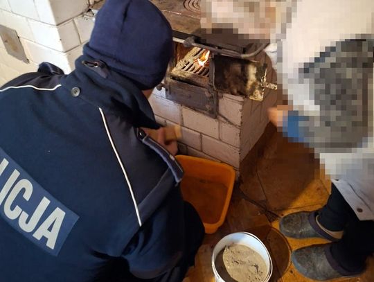W domu 89-latki było bardzo zimno. Policjanci ze Szczebrzeszyna rozpalili w piecu i upewnili się, czy seniorka ma opał na zapas.