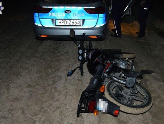 Motorowerzysta bez uprawnień próbował uniknąć policyjnej kontroli. Skończyło się to nie najlepiej zarówno dla niego, jak i dla jego ojca.