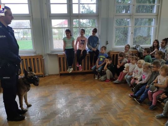 Gm. Sitno: Policjanci i ich pies odwiedzili dzieci z Kornelówki