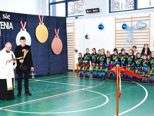 Budowa hali sportowej w szkole w Cześnikach kosztowała 3 mln 369 tys. zł brutto.