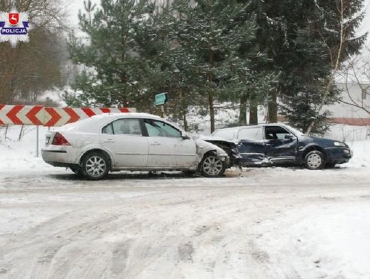 Gm. Skierbieszów: Stłuczka na śliskiej drodze. Ford wjechał w volkswagena (ZDJĘCIA)