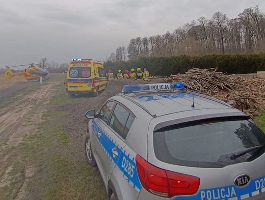 Ze wstępnych ustaleń policjantów wynika, 56-latka przyjechała pomóc koledze przy pracach związanych z porządkowaniem i cięciem drewna.