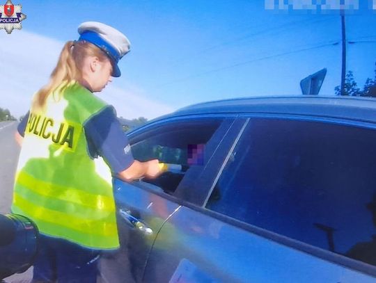 Policjanci zamojskiej drogówki zatrzymali 40-letniego pijanego kierowcę, który w aucie przewoził dwójkę dzieci w wieku 4 i 6 lat.