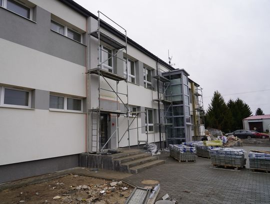 Trwa modernizacja dwukondygnacyjnego budynku po byłej szkole podstawowej w Sąsiadce.