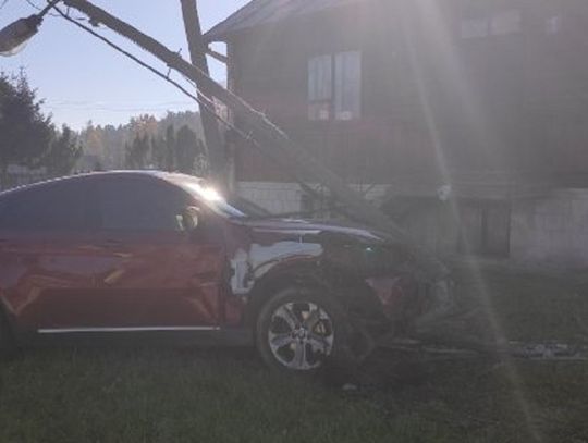 Gm. Susiec: 63-latek w BMW uderzył w inne auto i wjechał w słup