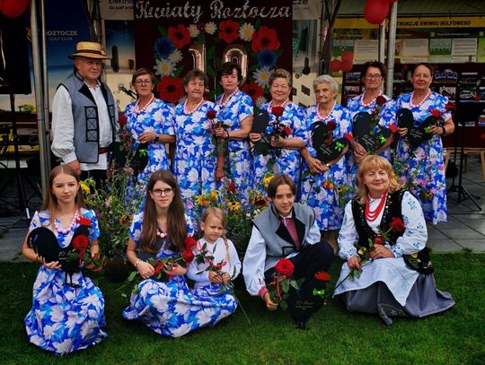 Pamiątkowe zdjęcie z okazji 10-lecia działalności zespołu Kwiaty Roztocza.