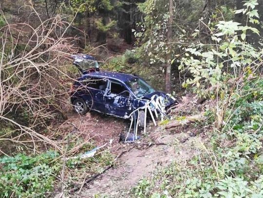 16-letnia pasażerka pojazdu z ciężkimi obrażeniami ciała została przetransportowana śmigłowcem do szpitala w Lublinie.