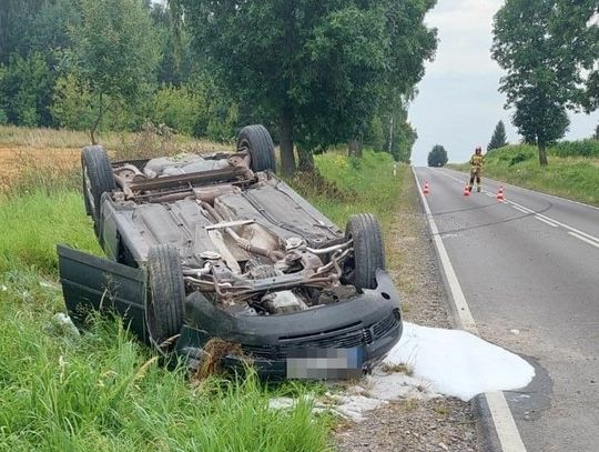 Mężczyzna kierujący VW jadąc przez Wieprzów Ordynacki, stracił panowanie nad pojazdem i dachował.