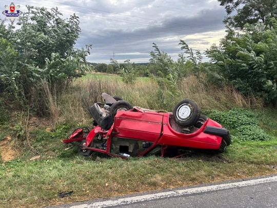 26-letnia kierująca Audi wjeżdżając na wzniesienie, uderzyła w stojący pojazd, który uległ awarii.