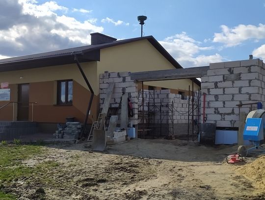 Trwają prace związane z rozbudową świetlicy wiejskiej o garaż dla jednostki OSP w Rabinówce.