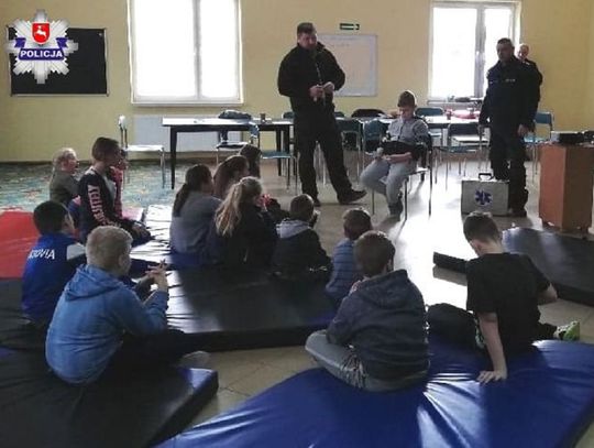 Gm. Tomaszów Lubelski: Możesz uratować życie - dzielnicowy odwiedził dzieci w Majdanku