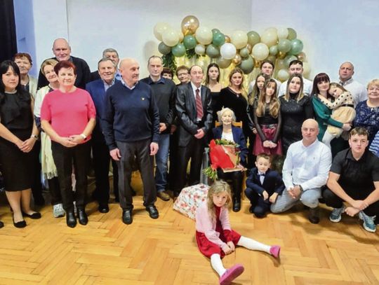 Gm. Tyszowce: "Dziadek poznał babcię w Rosji". Rodzinne historie Lesiuków i Girgusiów Rodzinne zdjęcie z dostojną jubilatką Marianną.