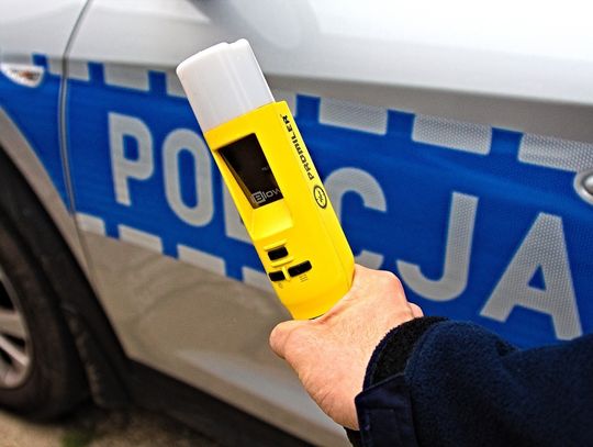 Policjanci odnaleźli w szafie kierowce volkswagena, który nadmuchał w alkomat prawie 1,5 promila alkoholu.