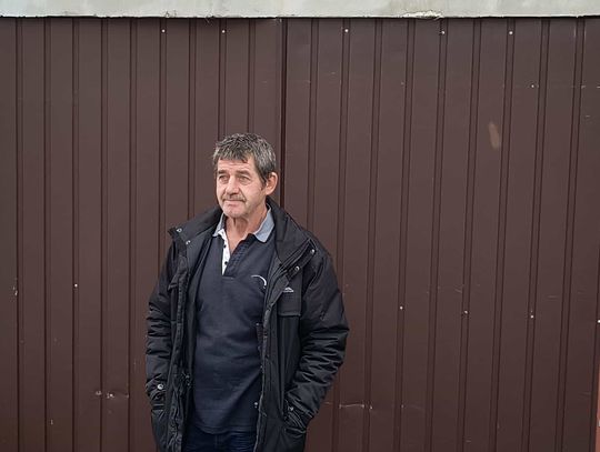 Jeśli ekologia, to na poważnie. Zbigniew Struski osobiście sprawdził, jak magazynować i wykorzystywać energię Pan Zbigniew przed swoim garażem, który pełni równocześnie funkcję eksperymentalnego warsztatu i "serca" całej instalacji.