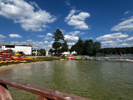 Lubiane przez Zamościan Jezioro Białe w Okunince rusza z rewolucyjnym projektem Chodzi o przedsięwzięcie „Okuninka przez cztery pory roku - budowa markowego produktu turystycznego Jeziora Białego”.