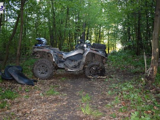 W Lipsku Polesiu kierujący quadem 22-latek jadąc leśną drogą stracił panowanie nad pojazdem i uderzył w drzewo.