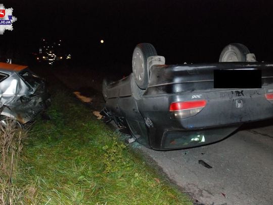 Gm. Zamość: Groźne zdarzenie w Zarzeczu. Peugeot najechał na seata i dachował