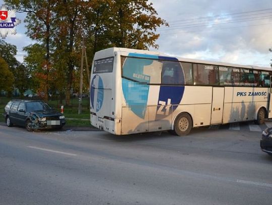 Gm. Zamość: Wypadek w Żdanowie. Volkswagen zderzył się z autobusem (ZDJĘCIA)