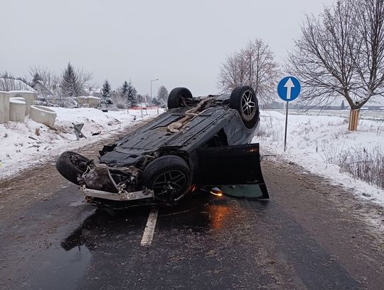 Gm. Zamość: Wyprzedził forda i się zaczęło! Skasował znaki i dachował. Kierowca był pijany Nietrzeźwy kierowca mercedesa dachował w Jarosławcu.