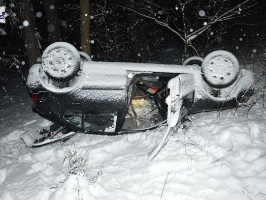 Gm. Zwierzyniec: Wypadek w Wywłoczce. Rover dachował na poboczu