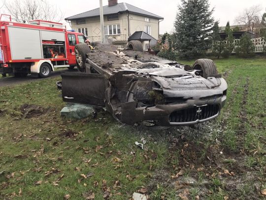 Zniszczony samochód marki Maserati na miejscu wypadku w Teptiukowie koło Hrubieszowa.