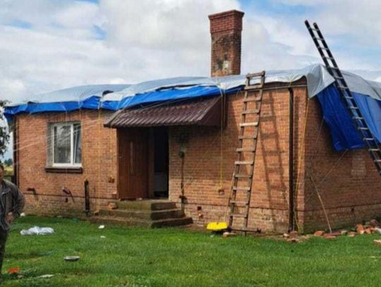 Podczas lipcowej nawałnicy dwoje emerytów z Annopola straciło nie tylko dach na domu, ale niemal cały dorobek życia.