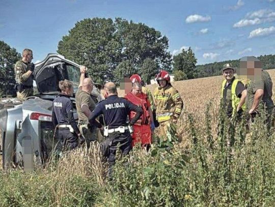 Gmina Hrubieszów: Senior zasłabł za kierownicą, auto dachowało