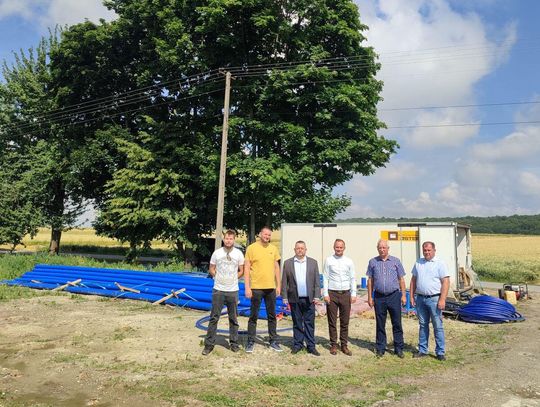 Gmina Jarczów jest do przodu z inwestycją wodno-kanalizacyjną. "Wszystko się udało" To ubiegłoroczne zdjęcie wykonane w Przewłoce na początku prac. Dziś cały projekt jest zakończony. W ramach umowy wykonawca zrealizował: wodociąg w miejscowości Przewłoka, kanalizację w miejscowości Zawady oraz modernizację oczyszczalni ścieków w Jarczowie.