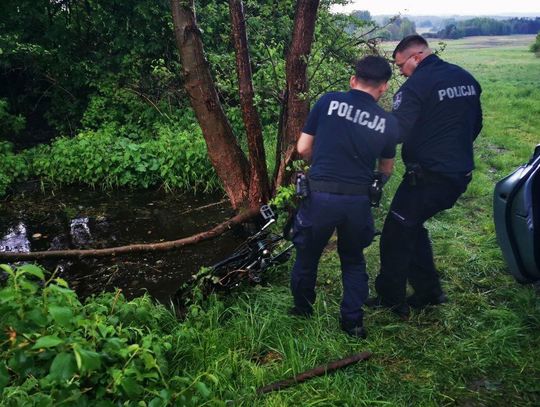 Pijany rowerzysta uciekając rowerem przed policjantami z Policji Biłgorajskiej wpadł do wody.