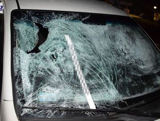 Gmina Łabunie: Pijany przechodził przez jezdnię, potrącił go samochód. Pieszy trafił do szpitala [ZDJĘCIA]