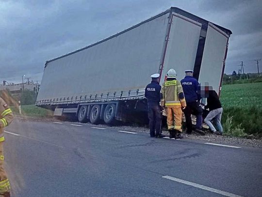 Podczas jazdy od ciągnika siodłowego całkowicie wypięła się naczepa. ważący wiele ton ładunek odłączył się od pojazdu, stwarzając gigantyczne zagrożenie dla innych uczestników ruchu drogowego oraz okolicznej infrastruktury
