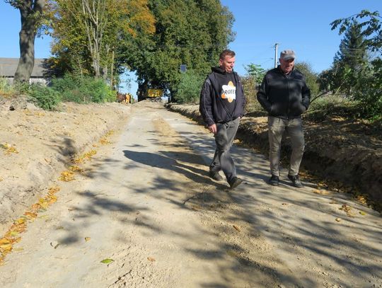 Gruszka Mała Druga. Nad budową drogi czuwają radny Wiesław Chmiel oraz sołtys Piotr Żuk.