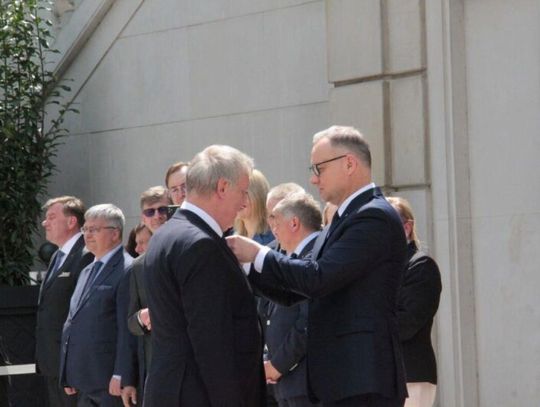 Gmina Stary Zamość: Prezydent RP Andrzej Duda wręczył  wójtowi Złoty Krzyż Zasługi
