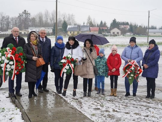 Mieszkańcy i władze gminy Sułów spotkali się pod pomnikiem poległych żołnierzy w Deszkowicach Pierwszych.
