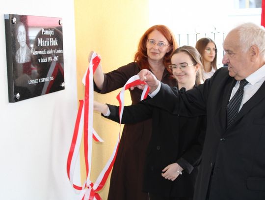 Maria Huk kierowała szkołą w Łosińcu przez 33 lata. Odsłonięta tablica przypomina dziś nie tylko o jej pracy pedagogicznej, ale także o roli, jaką odegrała w życiu wielu mieszkańców miejscowości, którzy po latach postanowili odwdzięczyć się za jej zaangażowanie i oddanie uczniom.