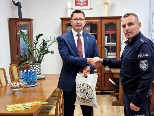Wójt gminy Telatyn przekazał dzielnicowemu z Posterunku Policji w Łaszczowie odblaski.