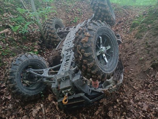 Niestety, maszyna nie podołała podjazdowi. Podczas ataku na szczyt quad wywrócił się, przygniatając młodego mężczyznę.