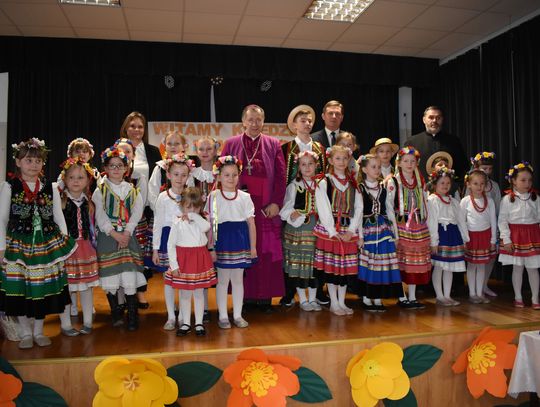 W Samorządowym Centrum Kultury w Tyszowcach  z dziećmi i młodzieżą szkolną spotkał się Ksiądz Biskup Marian Rojek.