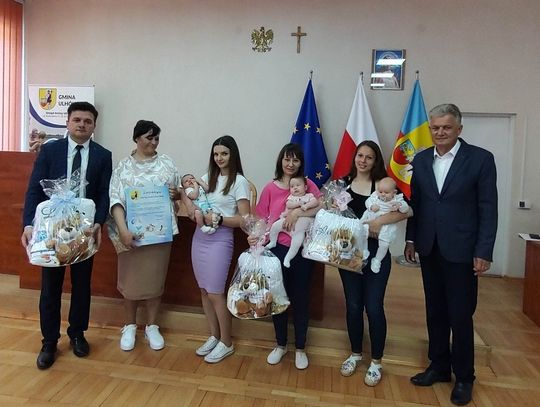 Akcja promocyjna „Witaj w gminie Ulhówek” dotyczy dzieci urodzonych od stycznia 2021 roku. Aby otrzymać upominek, należy zgłosić się do UG Ulhówek.