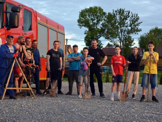 Strażacy z OSP w Białowoli oraz członkowie działającej przy tej jednostce MDP włączyli się do akcji sadzenia drzew.