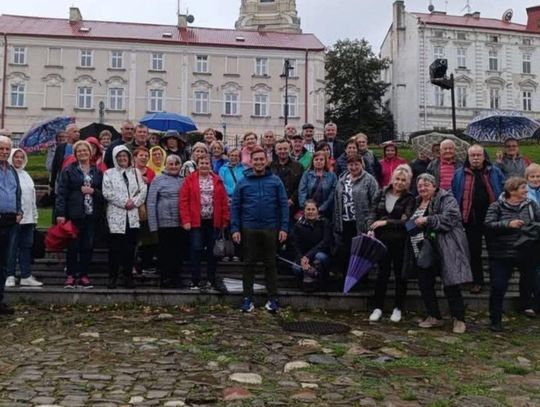 Wójt Gminy Bełżec, Gminny Ośrodek Pomocy Społecznej, Gminny Ośrodek Kultury oraz Stowarzyszenie Klubu Seniora w Bełżcu zapraszają wszystkich seniorów z terenu gminy na Gminny Dzień Seniora. Na zdjęciu Klub Seniora w Bełżcu na wycieczce.