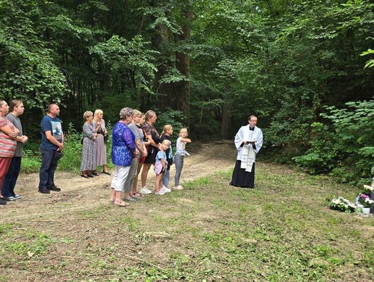 Gorajec-Zastawie: Chłopcy zginęli po obsunięciu się ziemi. Tylko tablica upamiętnia ten dramat