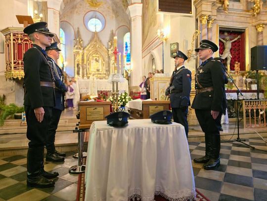 Granatowe mundury, bezimienne mogiły zamordowanych