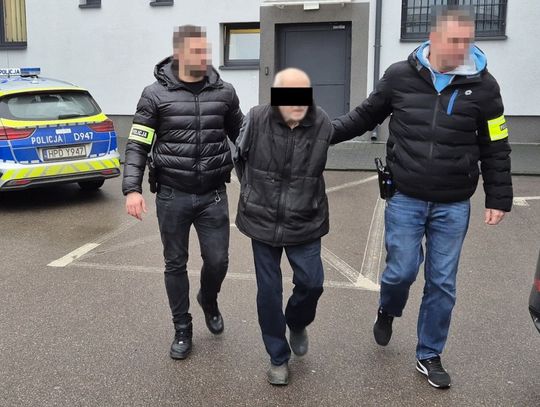 Wyjaśniający okoliczności zgłoszenia policjanci dowiedzieli się, że w trakcie awantury domowej mężczyzna bijąc i kopiąc żonę, groził jej zabójstwem i chciał ją też udusić.