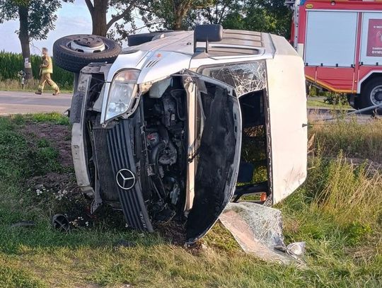 Impet uderzenia był na tyle silny, że Mercedes stracił przyczepność i wypadł z drogi, po czym przewrócił się na bok. Volkswagenem podróżowały 3 osoby (kierowca oraz dwóch pasażerów), natomiast w busie znajdował się kierowca z jednym pasażerem. Wszyscy uczestnicy wypadku – łącznie 5 osób – potrzebowa